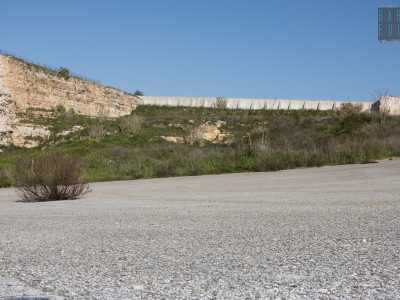 ...sino ad arrivare a una piazzola: il vecchio parcheggio del parco. Qui i visitatori avevano accesso a un�area verde dotata di campi di calcio e basket, una pista per pattinare, un bar e persino un ristorante